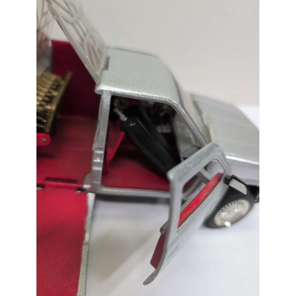 Funline 2004 Muscle Machines 1994 Suburban Traveling Wedding Chapel 1:64